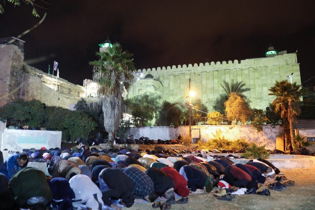 «الفجر العظيم».. 15 ألف فلسطيني يصلون الفجر في المسجد الإبراهيمي مع زيادة عمليات التهويد