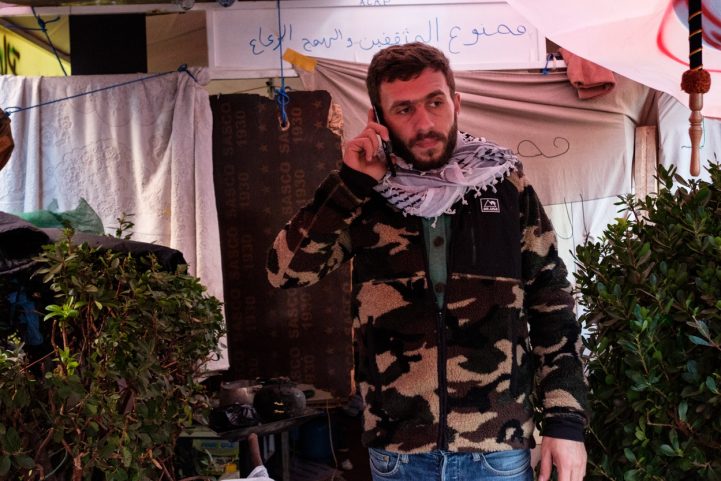 طاهر الزعبي ، المولود لأم لبنانية وأب فلسطيني ، خارج خيمته يشاركه مع صديق له في ساحة رياض الصلح (MEE / Rita Kabalan)