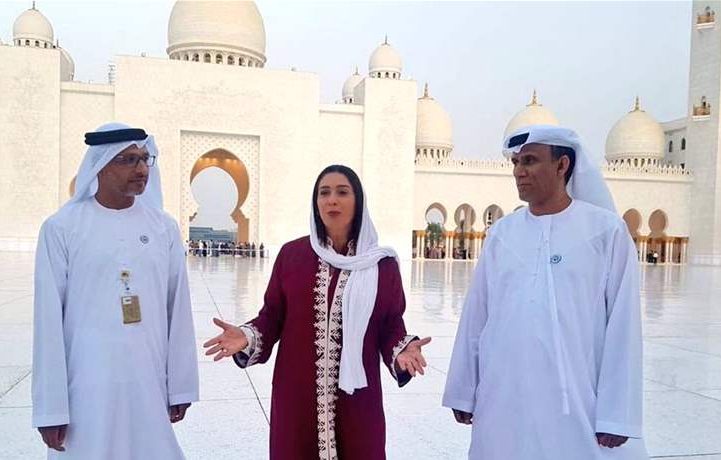 وزيرة الثقافة والرياضة الإسرائيلية والمتحدثة السابقة بإسم الجيش الإسرائيلي ميري ريغيف خلال زيارتها مسجد الشيخ زايد في أبو ظبي العام الماضي/ تويتر