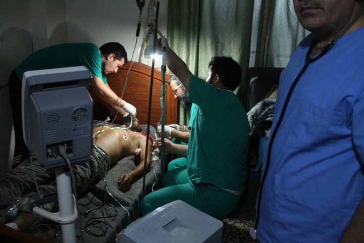 قال معظم العاملين الصحيين الذين قابلتهم منظمة أطباء بلا حدود إنهم احتُجزوا وتعرضوا للتعذيب على أيدي القوات الحكومية السورية لأنهم قدموا الرعاية الصحية لمدنيين في مناطق المعارضة/ AFP