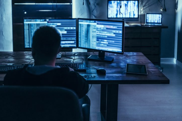 اتهم بالتآمر مع أفراد صينيين آخرين لاستخدام البرامج الضارة لاختراق شبكات الكمبيوتر الخاصة بالشركات في الولايات المتحدة