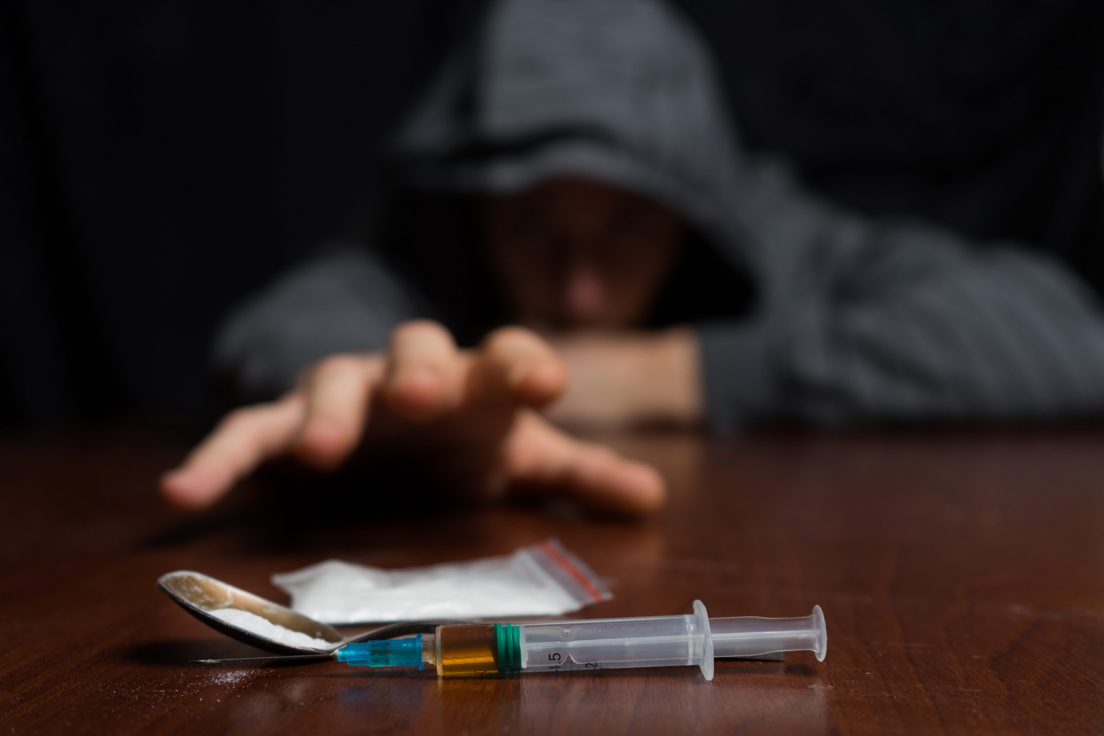 «غايتهم المتعة وهدفهم النشوة».. رحلة في عقل مدمني المخدرات