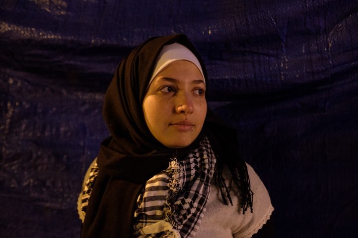 زينة قيسي خارج الخيمة التي تزورها في ساحة رياض الصلح يوميًا تقريبًا بعد انتهاء عملها (ME / Rita Kabalan)
