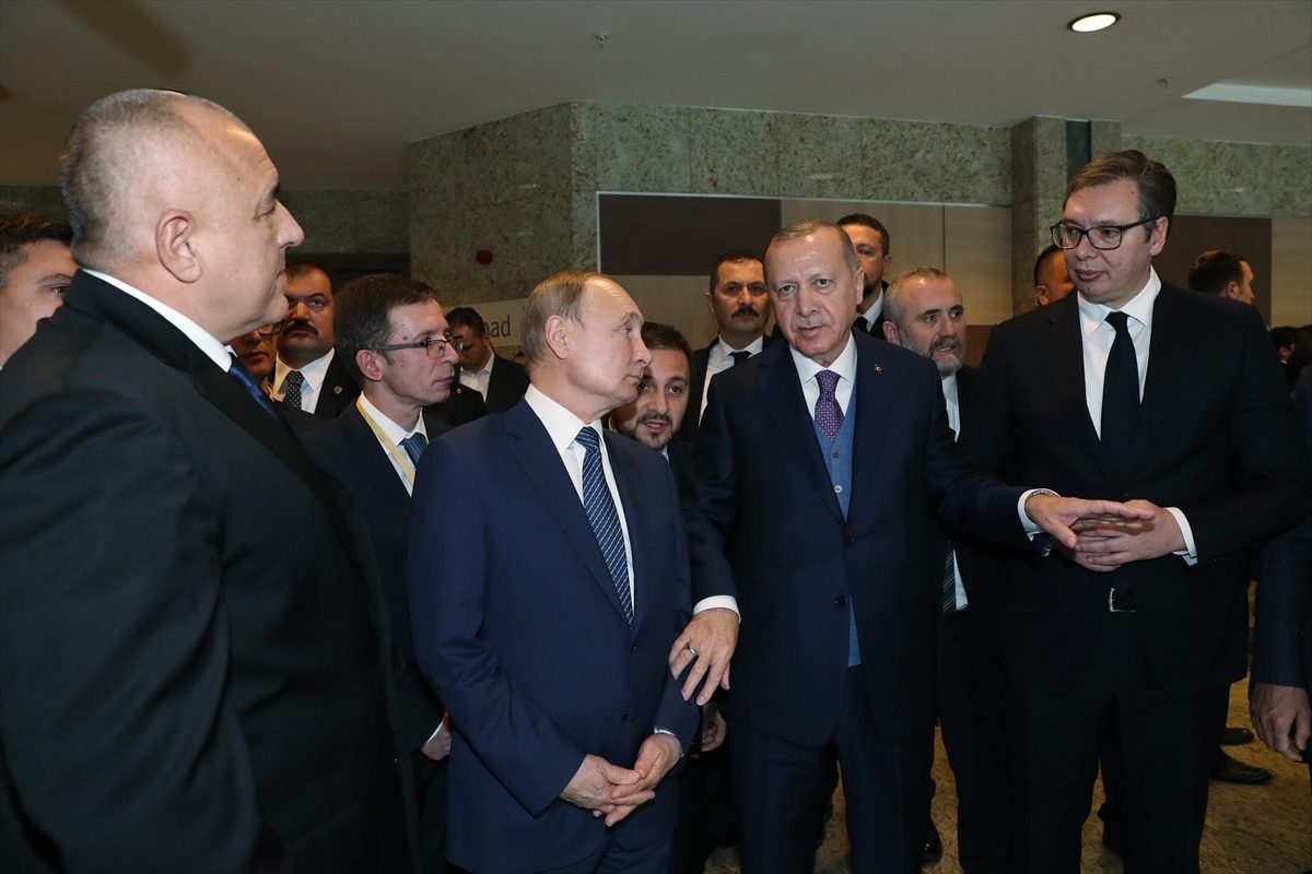 أردوغان وبوتين يبحثان سبل خفض التصعيد في المنطقة، ويرفضان تحويل المنطقة إلى ساحة لحروب «الوصاية»