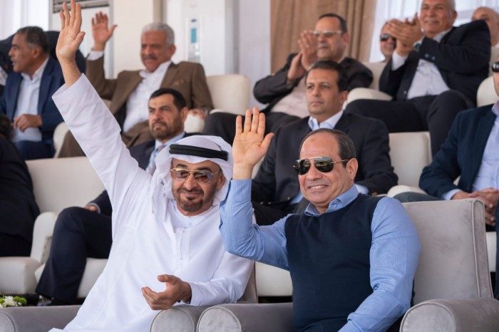 هدية «غريبة» من محمد بن زايد إلى السيسي.. ولي عهد أبوظبي قدم 4 نوق للرئيس المصري خلال افتتاح قاعدة «برنيس»