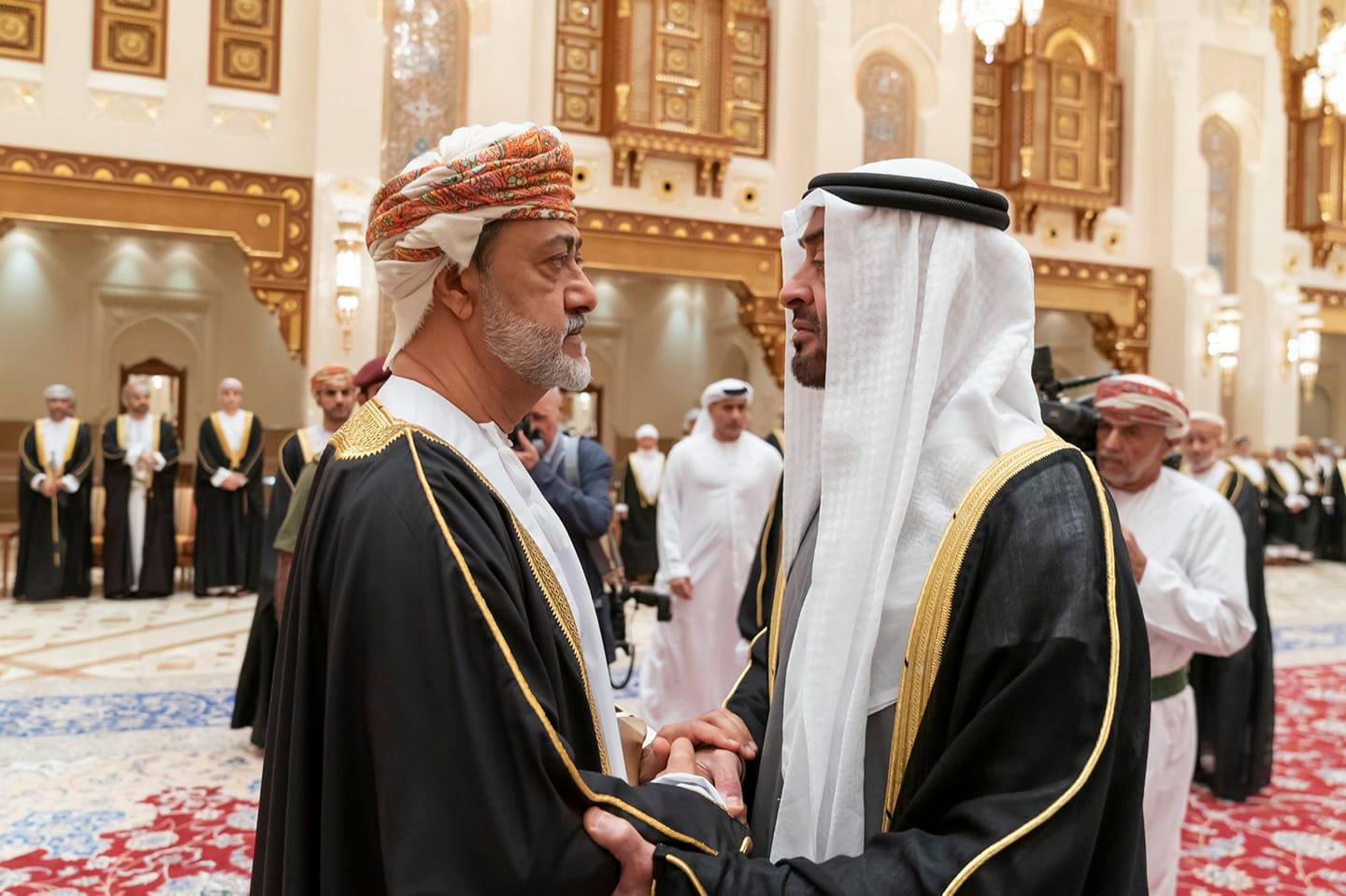 أمير قطر ومحمد بن زايد وإسماعيل هنية وآخرون.. الفرقاء يجمعهم عزاء السلطان قابوس