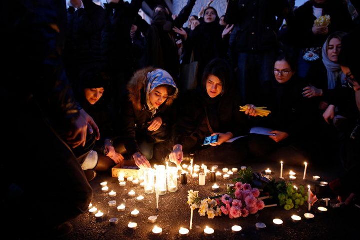 طلاب إيرانيون يشعلون الشموع خلال الاحتجاجات ضد النظام بعد إسقاط الطائرة الأوكرانية بصاروخ/ Getty
