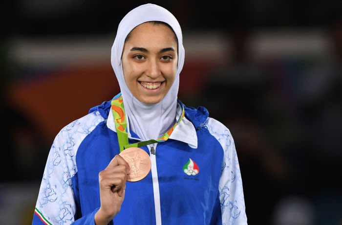 الإيرانية كيميا علي زاده الحائزة ميدالية أولمبية/ AFP