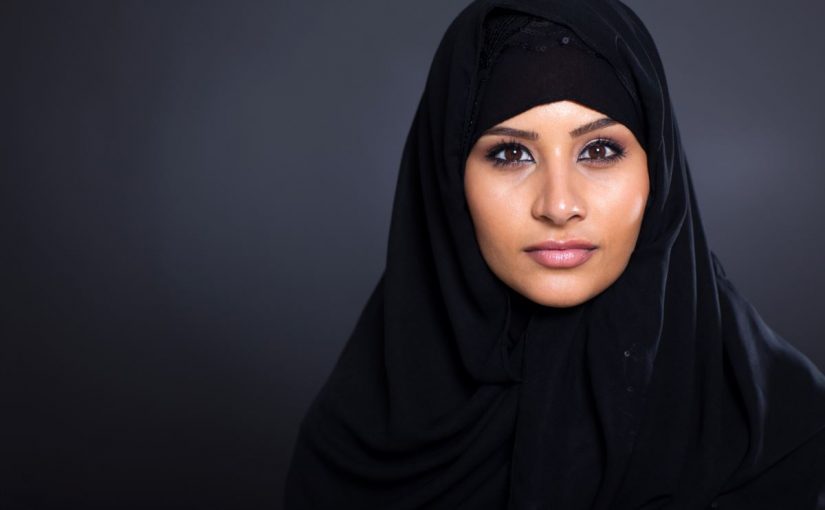 ليس من الفطرة.. يحرمني من أشياء كثيرة.. ويحجب جمالي.. لماذا أرتدي الحجاب إذاً؟
