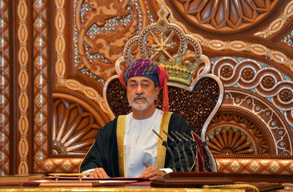 حذف مقطع «أبشري قابوس جاء فلتباركه السماء».. سلطان عمان الجديد يأمر بتغيير النشيد الوطني والعلم