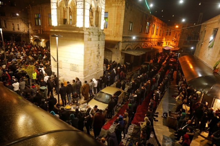 ارتفاع أعداد المصلين خلال صلاة الفجر في الضفة/ رويترز