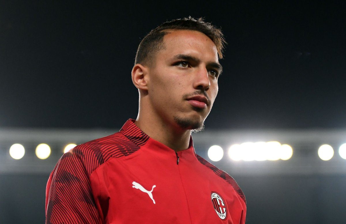 فضل منتخب والدته على حساب المغرب وترك الملعب لتأدية الصلاة.. ما لا تعرفه عن الجزائري بن ناصر نجم ميلان