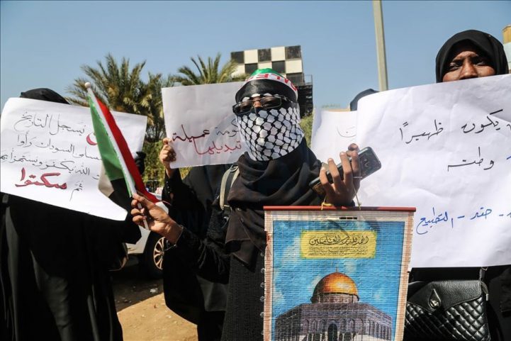 متظاهرون سودانيون يحتجون الجمعة 7 فبراير/ شباط 2020 على لقاء البرهان بنتنياهو، الخرطوم/ مواقع التواصل