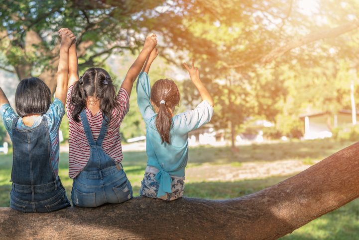istock\ فوائد الطبيعة لصحة الأطفال