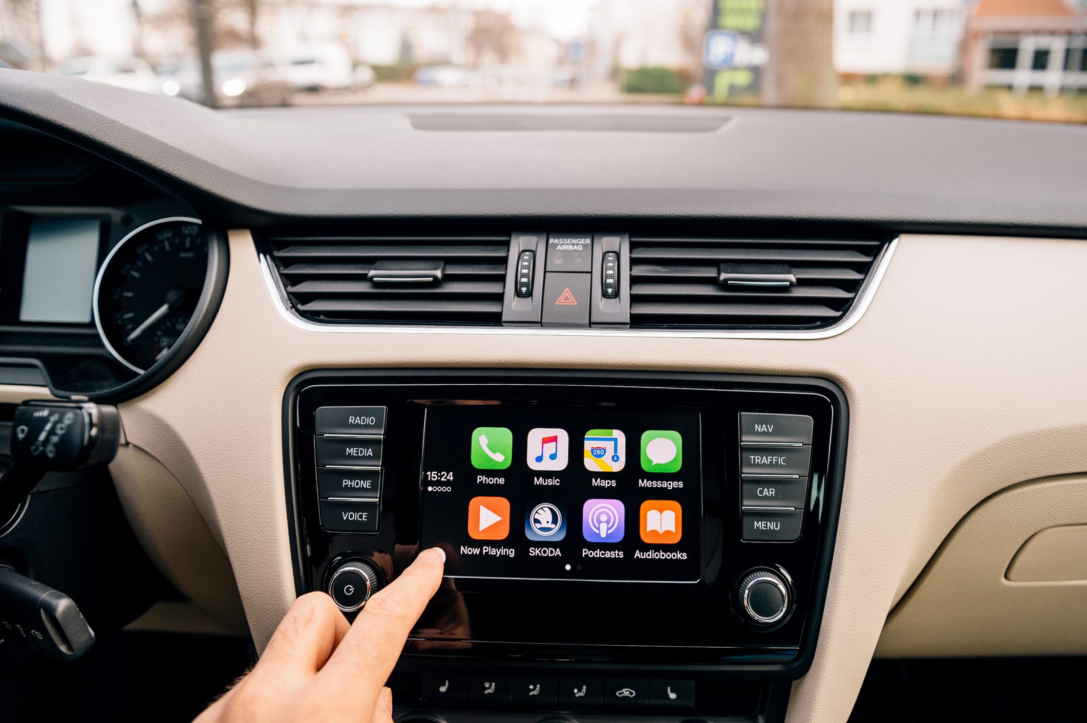 توصيل الهاتف في السيارة عن طريق CarPlay
