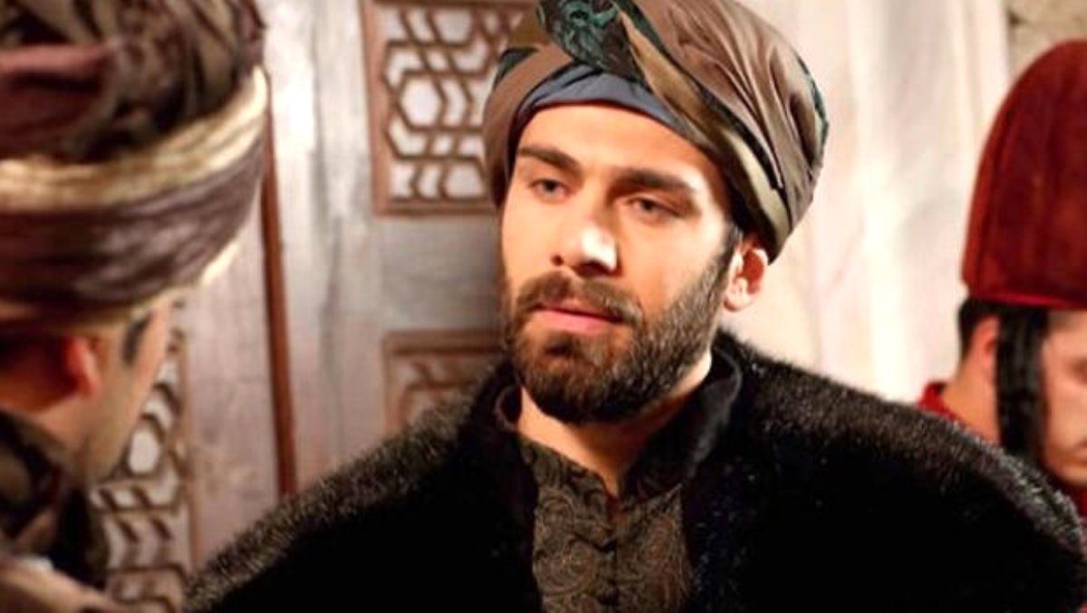 القضاء التركي يسجن ممثلاً شهيراً 16 عاماً.. اتهمه بارتكاب 4 جرائم منها احتجاز رجال شرطة كرهائن
