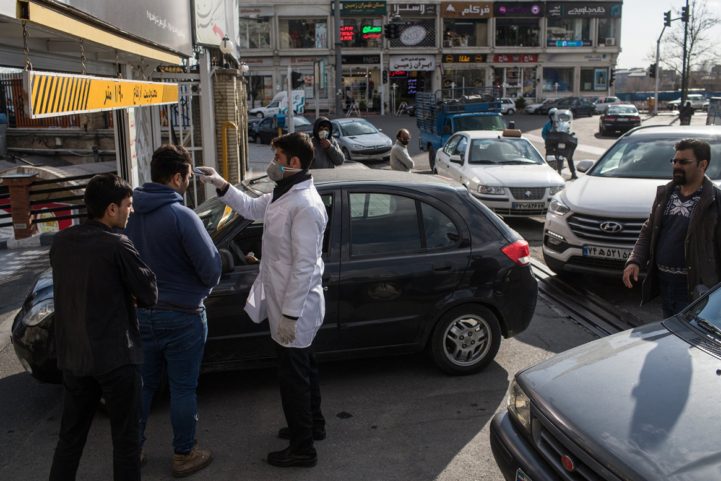 مفتش صحي يفحص درجات الحرارة خارج مركز تجاري في طهران يوم الثلاثاء الماضي/ نيويورك تايمز