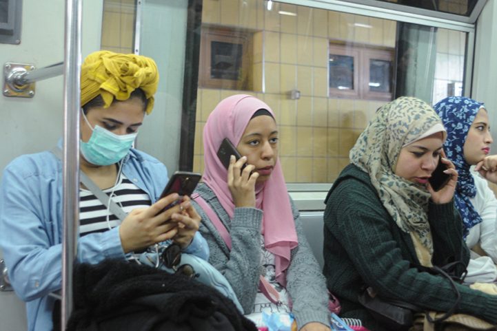 سيدة ترتدي قناعًا وقائيًا أثناء ركوب المترو على خط شبرا الخيمة إلى ميدان التحرير مارس 2020/ رويترز