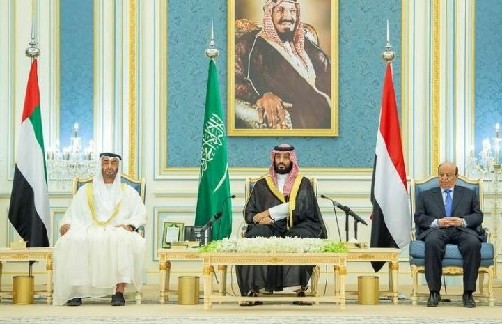 ولي عهد أبوظبي وولي العهد السعودي ورئيس اليمن لدى مراسم التوقيع على اتفاق اليمن في الرياض