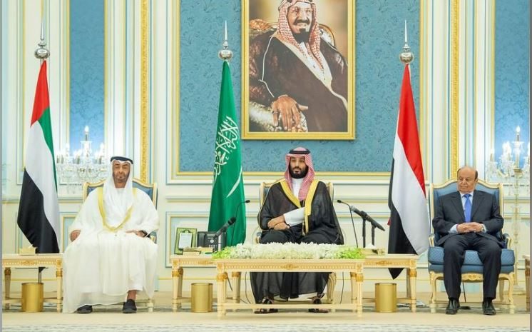 ولي عهد أبوظبي الشيخ محمد بن زايد آل نهيان وولي العهد السعودي الأمير محمد بن سلمان ورئيس اليمن عبد ربه منصور هادي (ترتيبًا من اليسار إلى اليمين) لدى مراسم التوقيع على اتفاق اليمن في الرياض