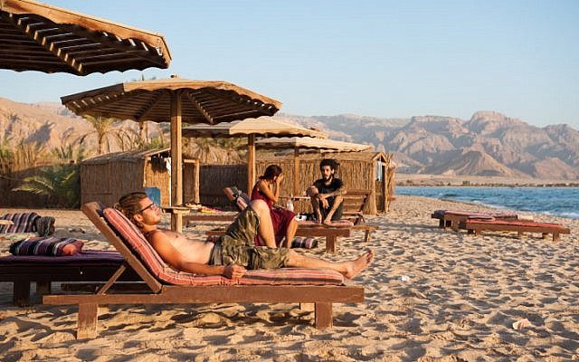 رغم عمليات الإلغاء بالجملة للرحلات السياحية في مصر، تقول الحكومة أن المواقع آمنة وما زال السياح يتوافدون/ رويترز