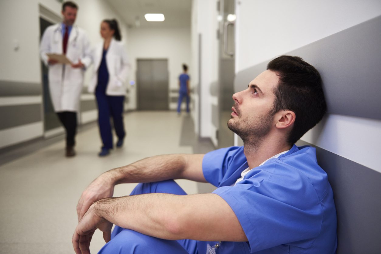 ليس العاملون بمجال الطب فقط.. إليك مهناً أصحابها أكثر عرضة للانتحار أو الاكتئاب