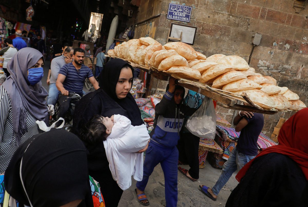 رغيف الخبز في مصر.. ردود غاضبة بعد إعلان السيسي نيته رفع سعر الخبز المدعم 1