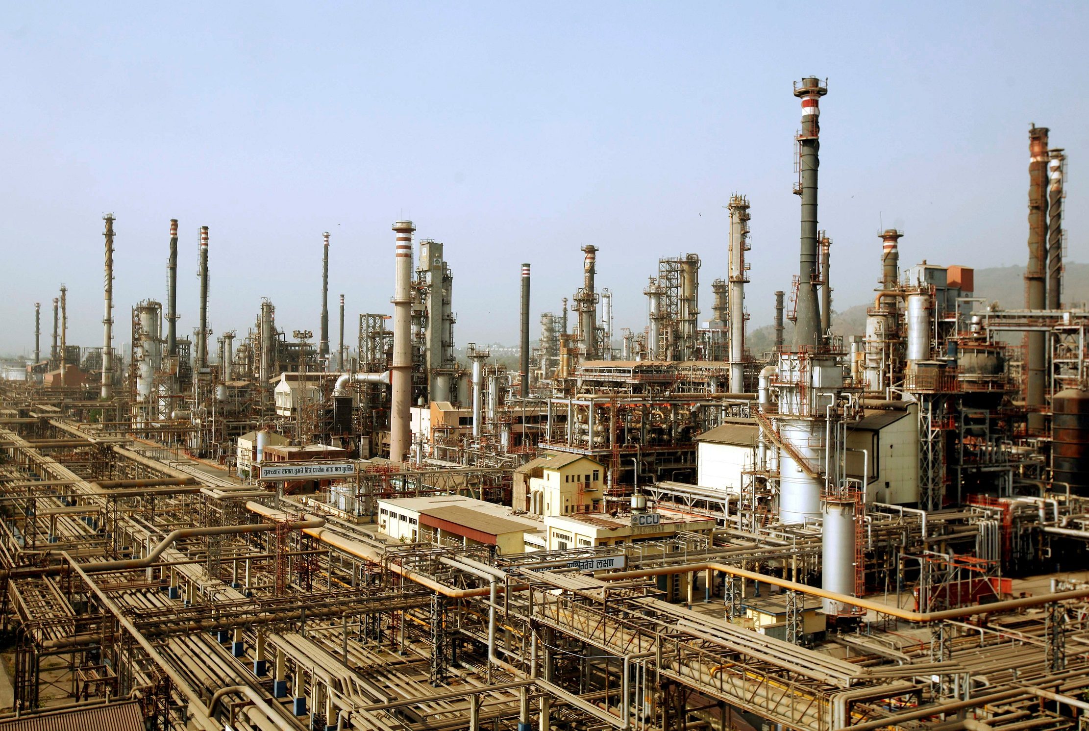 شركات النفط العالمية، بدءاً من إكسون موبيل ووصولاً إلى رويال داتش شل، هي الأخرى علَّقت مشروعاتها، وخفَّضت الإنتاج بشدة في الحقول الصخرية الأمريكية