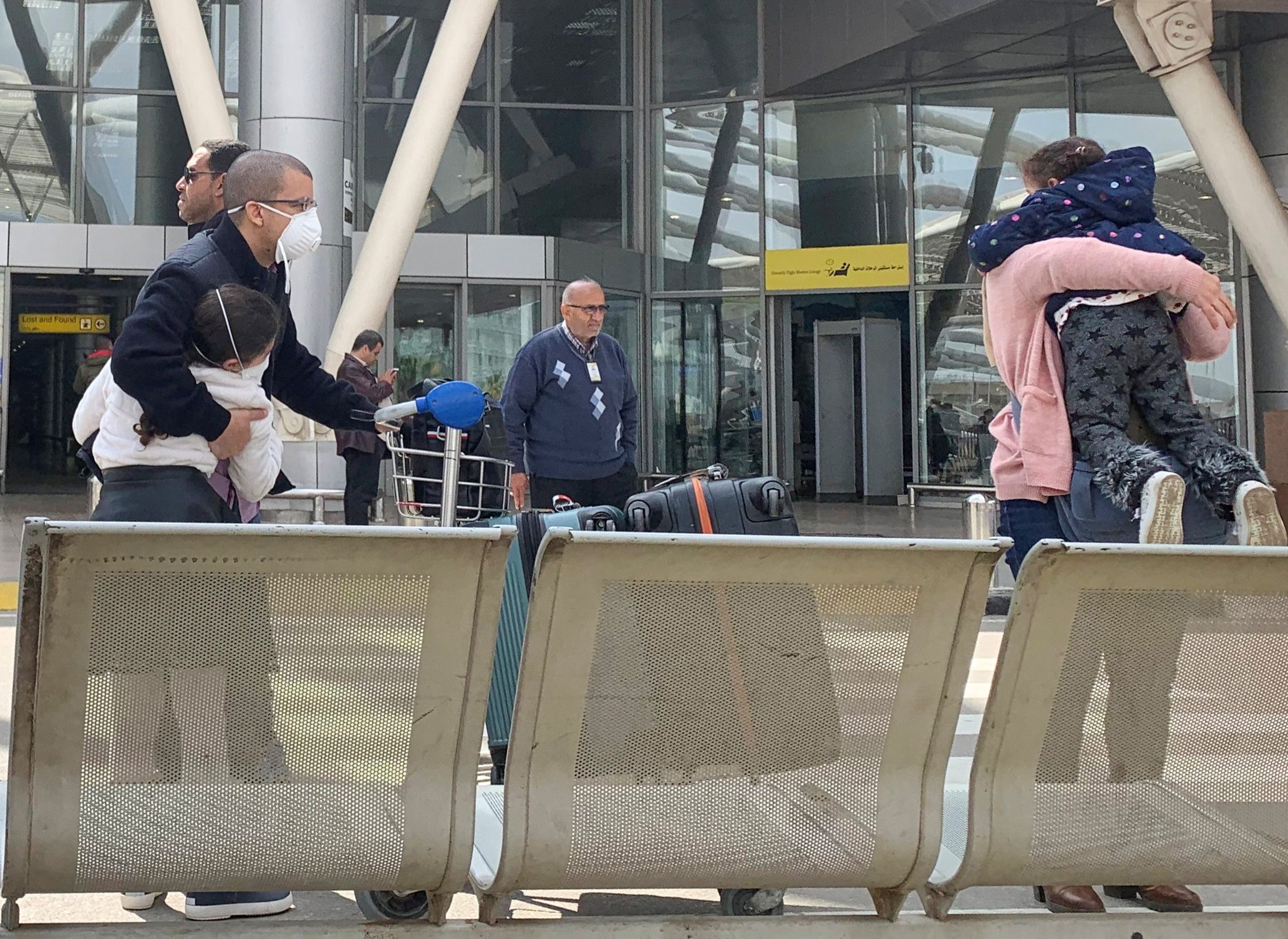مصر تبدأ تسيير جسر جوي لإعادة العالقين بالكويت بعد احتجاجاتهم.. مئات سيصلون لبلدهم اليوم