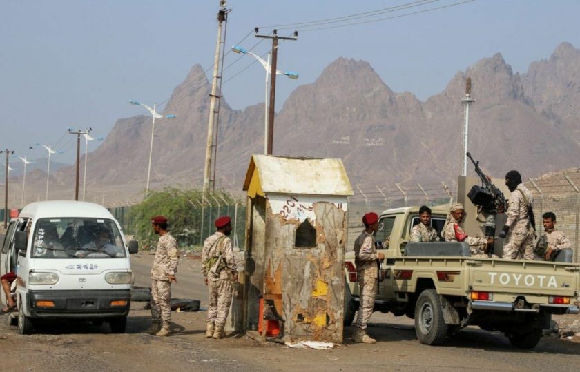 السعودية تنسحب وتسلم مواقعها بسقطرى لحلفاء الإمارات.. وزعيم قبلي: قرار المنطقة أصبح خارج اليمن