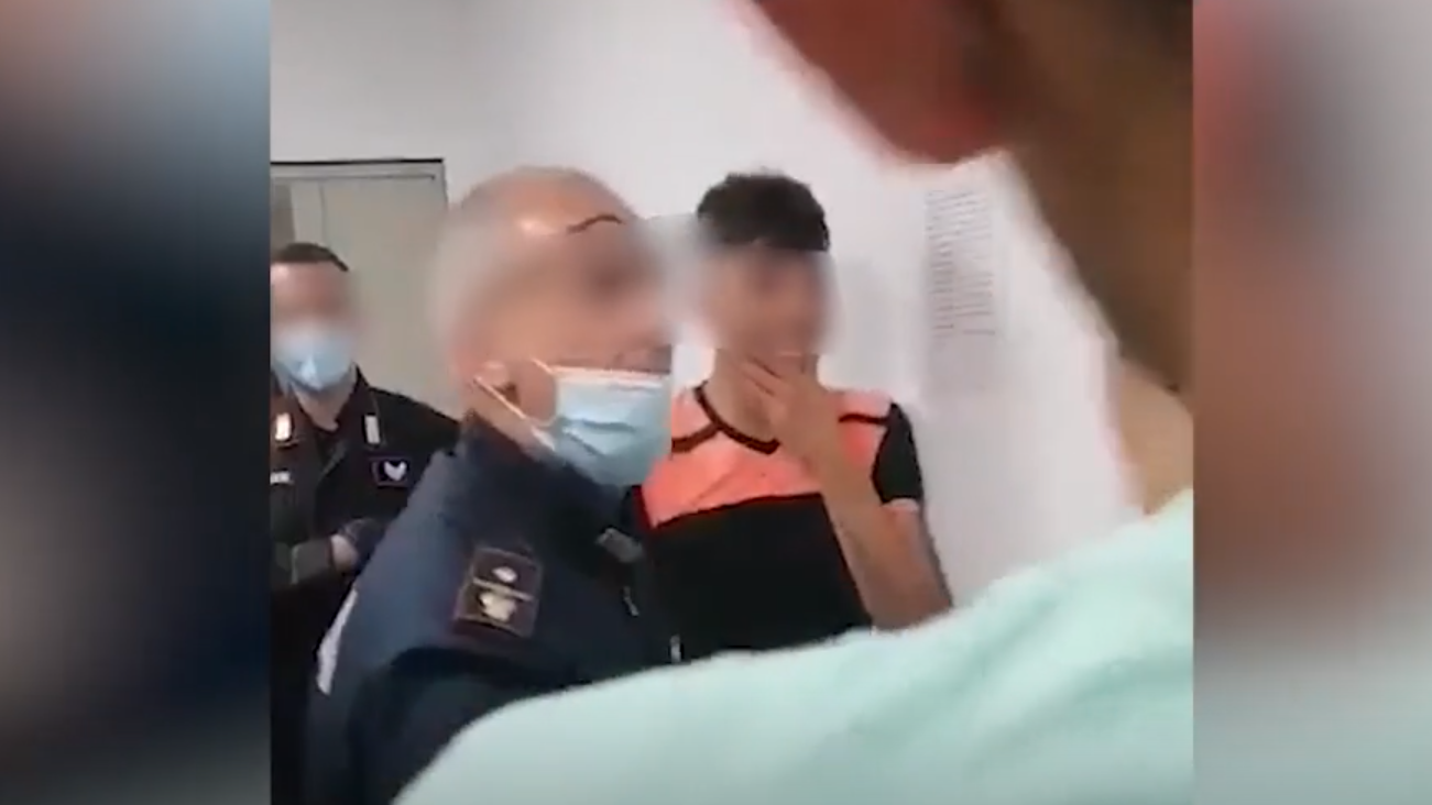 “اصفعه هكذا” قالها ثم تعالت الضحكات! فيديو لشرطي يجبر مهاجرَيْن عربيين بإيطاليا على ضرب بعضهما
