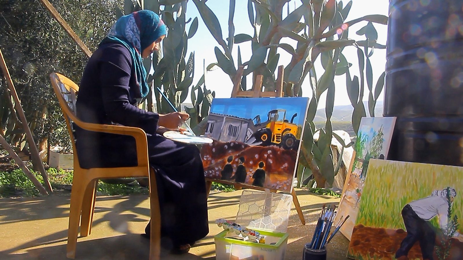 من مخيمها وسط المعسكرات الإسرائيلية.. امرأة فلسطينية تعبّر عن مخاوفها من خطة الضم بالرسم