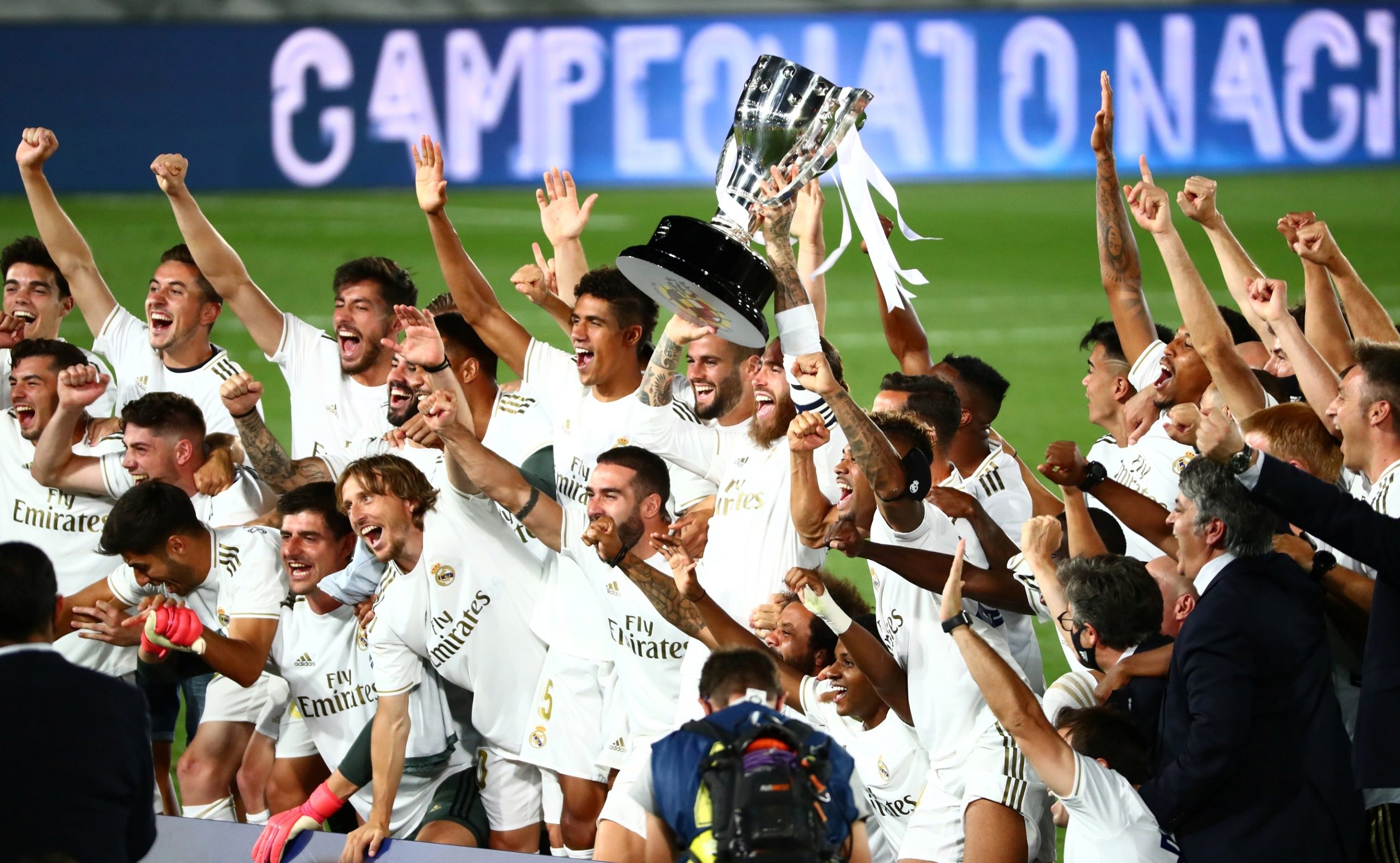 احتفالات ريال مدريد بلقب الدوري الإسباني (رويترز)