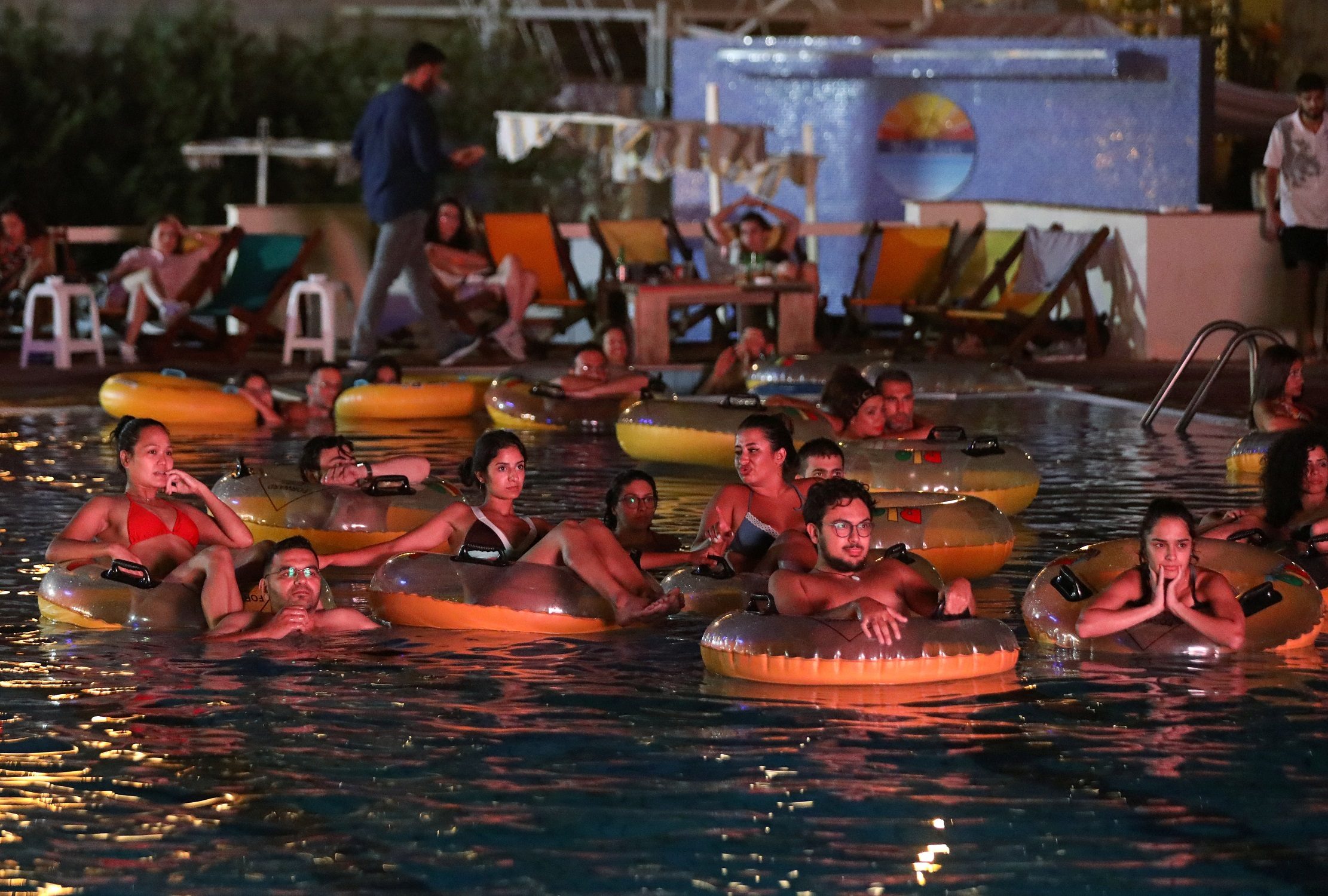 في المسابح أو السيارات.. اللبنانيون يبتكرون طرقاً جديدة لمشاهدة الأفلام عبر شاشات عرض كبيرة رغم كورونا