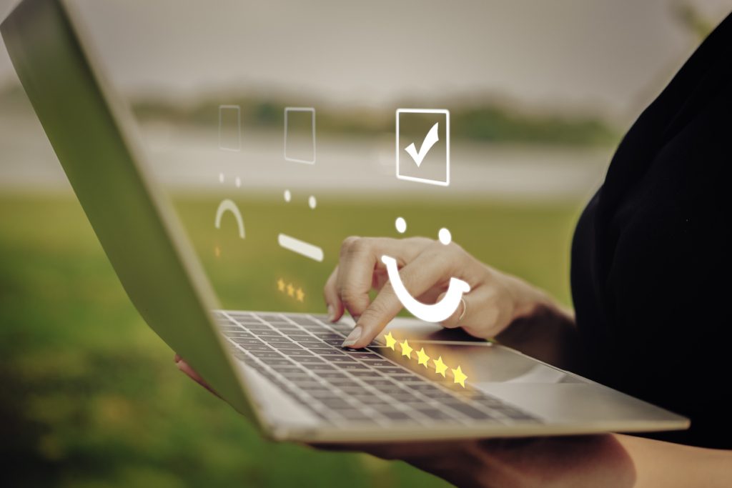 أمازون قد تعتمد علي بلوكتشين لحل مشكلة التقييمات الزائفة. (ISTOCK)