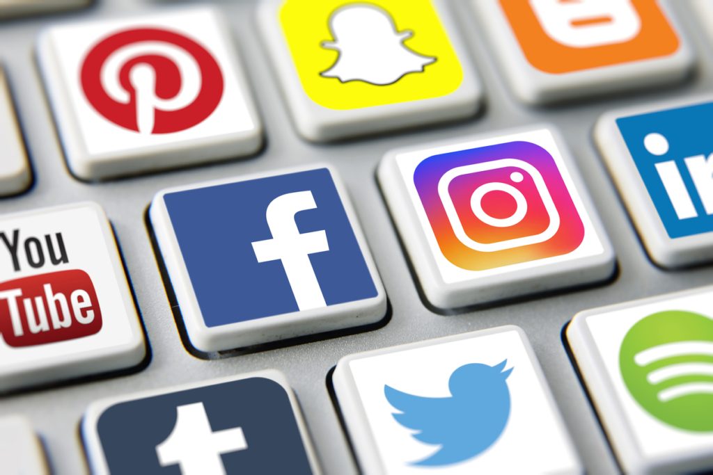مدمنو فيسبوك وسناب شات 