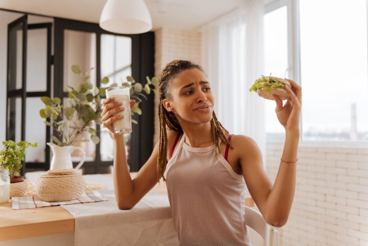 iStock/ يوفر الحليب توازناً جيداً بين البروتينات والكربوهيدرات والدهون وهو مصدر جيد للكالسيوم، وكذلك الفيتامينات والمعادن الأخرى