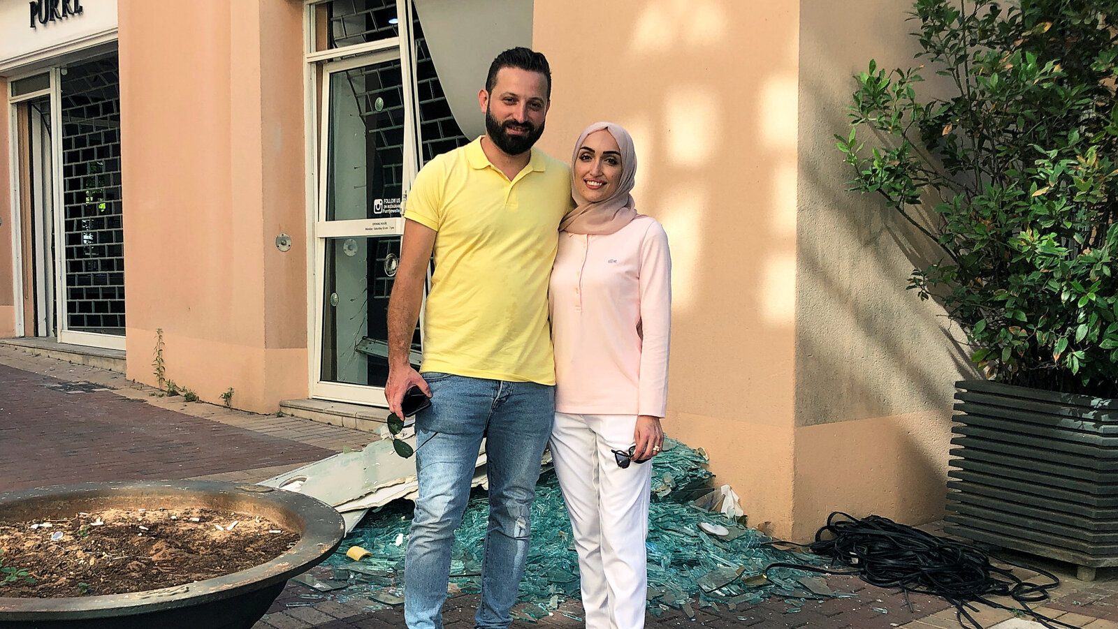 تركت كل شيء وسارعت لإنقاذ الجرحى.. تفاصيل مؤلمة للزفافين اللذين أطاح بهما تفجير بيروت
