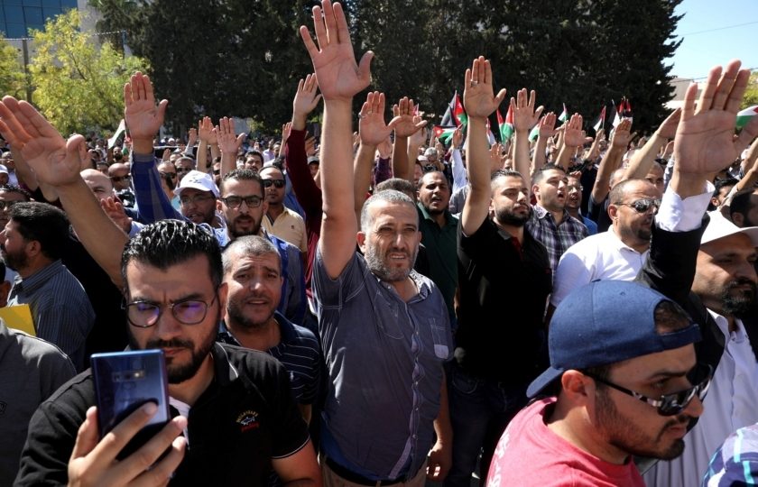 أسقطت هيبة الحكومة وحصدت مكاسب كبيرة.. لماذا يقمع الأردن نقابة المعلمين بهذا العنف؟