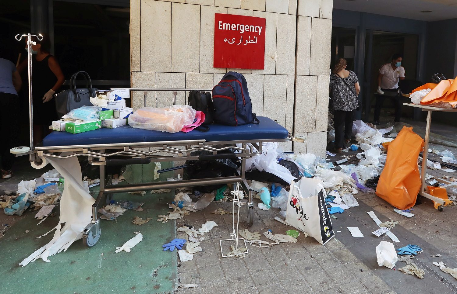 لبنان في حداد.. بيروت تستكشف الكارثة: ضحايا بالآلاف، ومستشفيات خارج الخدمة، والدمار في كل مكان (فيديو)