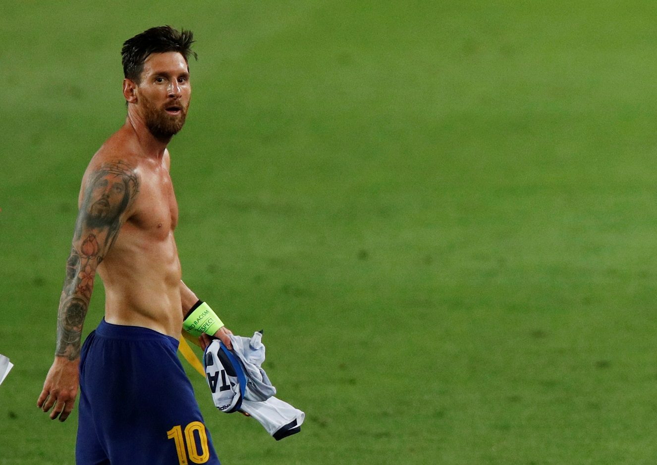 ليونيل ميسي عقب مباراة برشلونة ونابولي (رويترز)