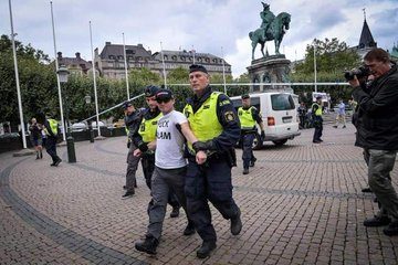 “أرادوا حرق القرآن أثناء خروج المسلمين من المسجد”.. السويد تطارد متطرفين أقاموا نشاطاً عنصرياً وترحِّل أحدهم