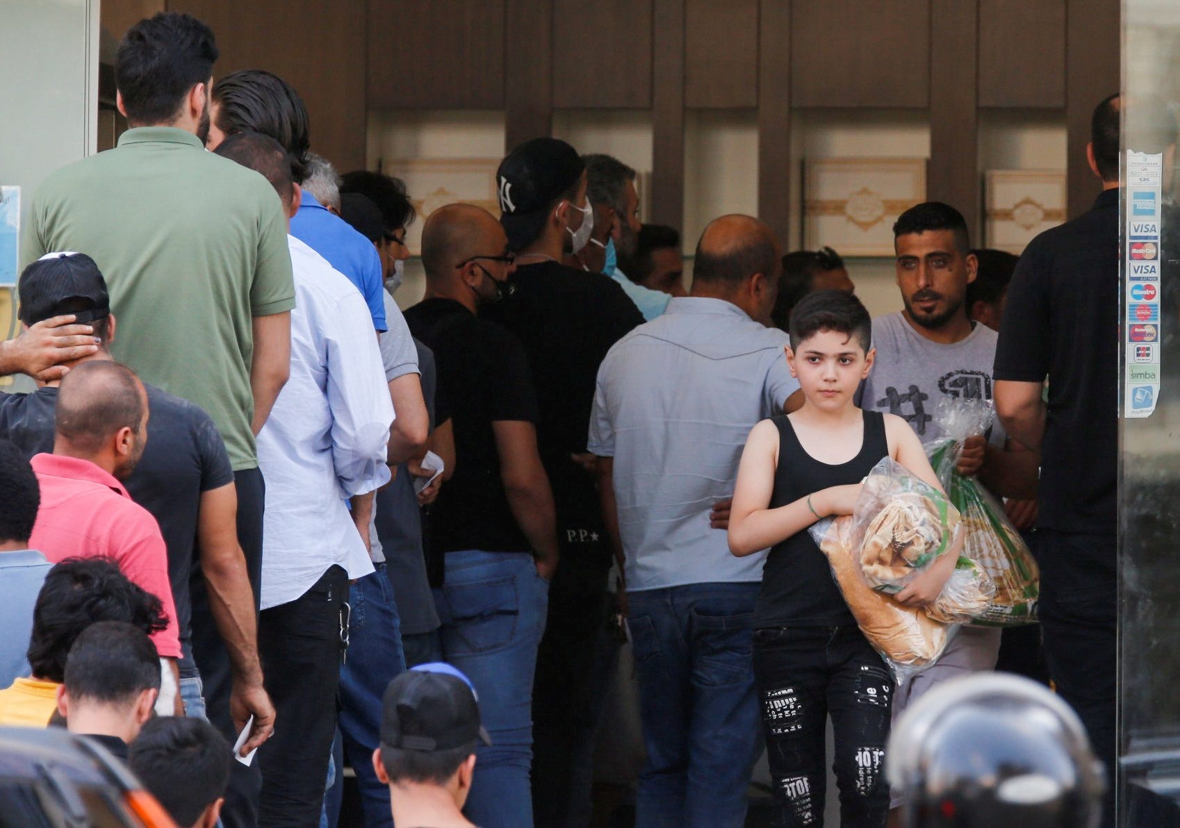 بعد انتشار فيديوهات لعمليات سطو.. لبنانيون يلجؤون لشراء الأسلحة النارية لحماية أنفسهم ومدخراتهم