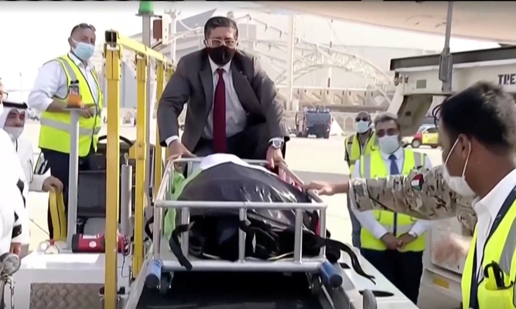وصول جثمان الشيخ صباح إلى الكويت قادماً من الولايات المتحدة (فيديو)