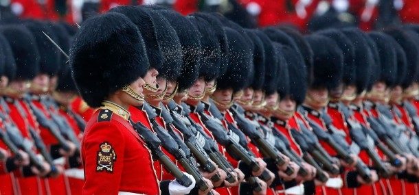 هل سيتخلَّى حرَّاس ملكة بريطانيا عن قبعات فراء الدببة؟ جونسون تحدث عن “البديل الزائف” إن كان سينقذ الدببة