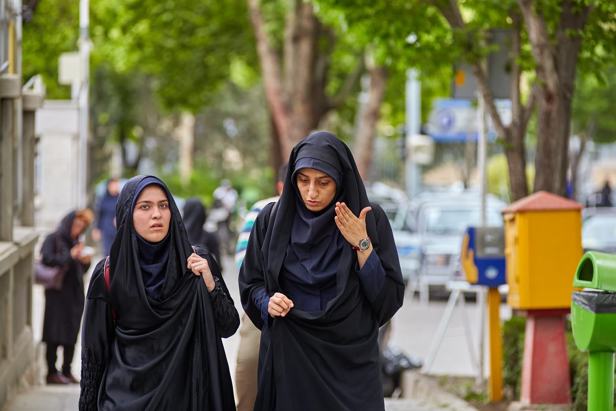 أحدهم اغتصب ما يقرب من 20 طالبة، والآخر تحرّش بـ50.. ماذا يحدث لضحايا التحرش الجنسي في إيران؟