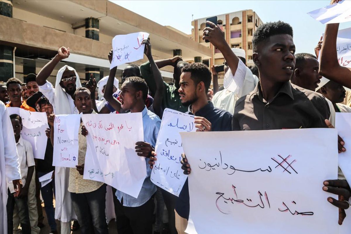 سيخسر أكثر مما سيكسب.. لماذا شيّع السودان “اللاءات الثلاثة”؟