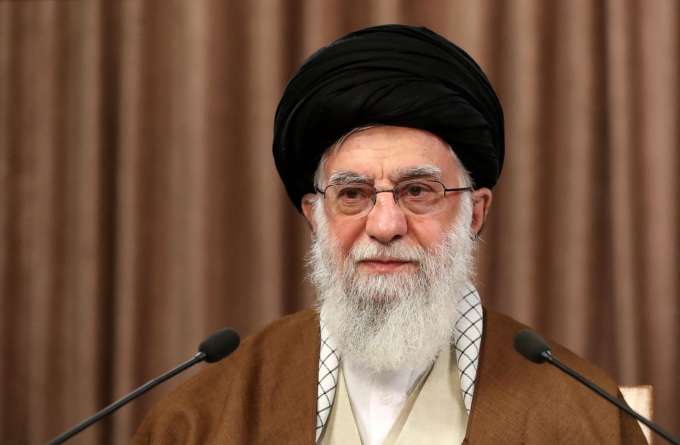 “يجب أن تبقى السلطة بيد الشيعة”.. كواليس لقاء قادة فصائل عراقية مسلحة بخامنئي وطلبه وقف الهجوم على المصالح الأمريكية