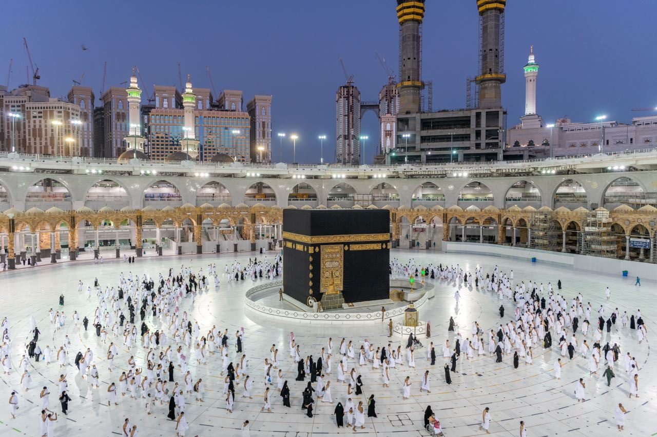 بعد  أشهر من الإغلاق، عودة الصلاة لساحات الحرم المكي والروضة الشريفة