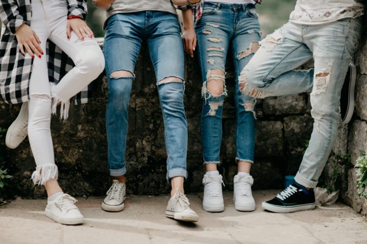 istock\ تنظيف بنطال الجينز